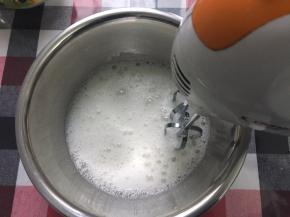 细砂糖分3次加入蛋白里，打发到湿性状态，即提前有大弯钩状态