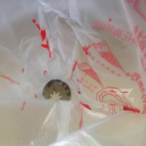 裱花袋装上喜欢的花嘴 在袋子里抹上少量色素