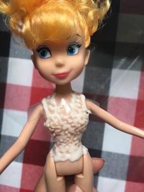 用糖霜给芭比娃娃上身画上衣，放一旁备用，糖霜很快就会干的