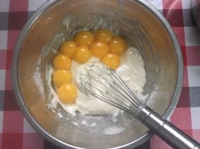 加入蛋黄，继续Z型或一字型搅拌均匀（旧图，所以鸡蛋的分量不一样）