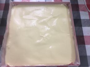 原色的蛋黄糊倒入金盘里，抹平！我这是阳晨的28*28粉红不沾盘