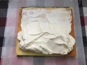 淡奶油加糖打发至全发，然后涂在蛋糕卷上，一头多一头少，我喜欢多奶油，所以卷O型卷，怕腻的朋友可以减半