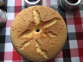 准备好一个8寸的芭比蛋糕坯子