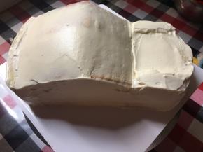 蛋糕简单抹面，放冰箱冷藏备用