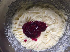 奶油霜加入火龙果泥（提前预留的果肉，用料理机搅打成泥）介意黑籽的亲，可以将果泥过筛一下……我时间赶就随意了哈哈哈
