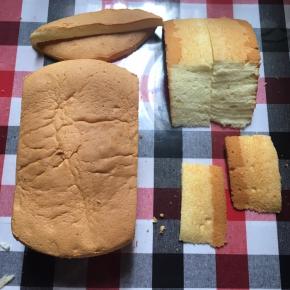 圆模，直切下两边小半弧形并切走表面多余的，然后半弧形并排斜切，做小汽车上头部分