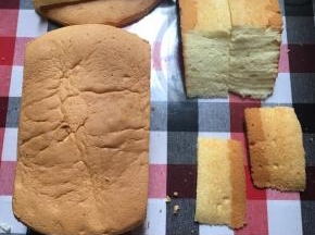 圆模，直切下两边小半弧形并切走表面多余的，然后半弧形并排斜切，做小汽车上头部分