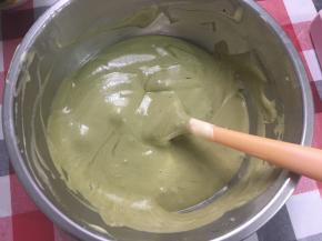 抹茶糊混合均匀后装入裱花袋里