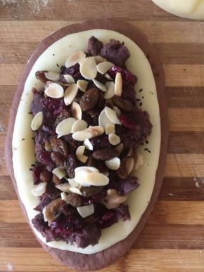 摆上豆沙和各种干果