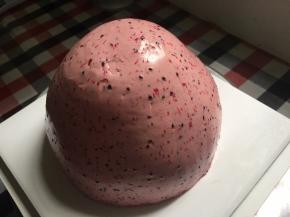 奶油霜给芭比娃娃蛋糕抹面，剪下30cm的慕斯围边，双手拉着慕斯围边两头，从下往上拉，这样抹面就会很漂亮的啦……