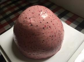 奶油霜给芭比娃娃蛋糕抹面，剪下30cm的慕斯围边，双手拉着慕斯围边两头，从下往上拉，这样抹面就会很漂亮的啦……