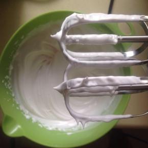 蛋白加柠檬汁和糖打至硬性发泡