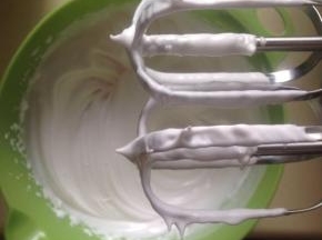 蛋白加柠檬汁和糖打至硬性发泡