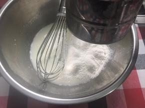 充分乳化后筛入低粉