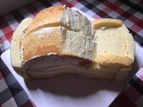 组装，汽车各部分小件，抹上薄薄一层淡奶油，并粘贴在各个位置上（步骤4的两长方形各拼在车前车后）