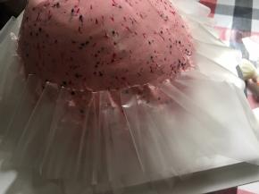 糯米纸从下往上，一层一层粘贴，至全部粘好