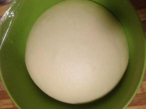 糯米粉加淀粉牛奶糖黄油混匀 微波炉加热5分钟 翻拌一下 成半透明 无粉浆 取出 略凉 揉成Q弹光滑的麻薯团 最近手机摄像头坏了 没有图片 用个面团的充数