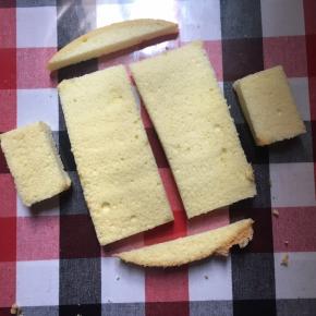 其中一片，切两头边小半弧，然后中间长方形切成2份，再对照车头位置，切出多余的蛋糕，图中两边小方形是没有用的，多余的……