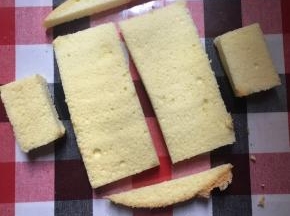 其中一片，切两头边小半弧，然后中间长方形切成2份，再对照车头位置，切出多余的蛋糕，图中两边小方形是没有用的，多余的……