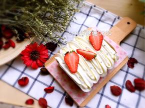 蛋糕卷好放冰箱冷藏一小时后装饰上淡奶油和草莓，成品美美哒！