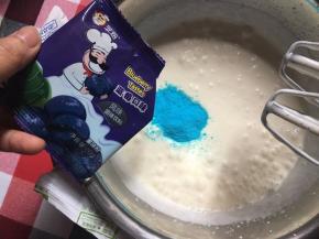 剩下的250淡奶油加25g细砂糖打发至6、7分发时，加入蓝莓果味粉后，打发至全发