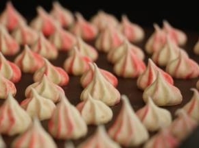 加入烤箱 90度90～100分钟 表面硬了取出 晾凉尽快装入密封容器保存