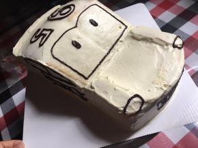 制作甘纳许画上汽车车窗，眼睛，车灯……等等的）甘纳许是黑巧克力与淡奶油1:1隔温水融合混合