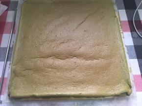 出炉放凉，并切掉4边，找到有旋风的那边（不会形容，反正操作时就知道是卷哪边的了……）