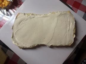 650g淡奶油加65g细砂糖打发至全发做夹心和抹面