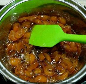 不停搅拌，防止粘锅糊了