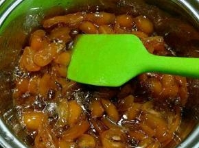 不停搅拌，防止粘锅糊了