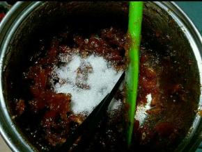 汤汁收干离火，冷却后撒上白砂糖，拌均匀