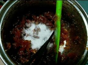 汤汁收干离火，冷却后撒上白砂糖，拌均匀