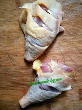 鸡腿洗干净，切口子