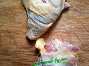 鸡腿洗干净，切口子