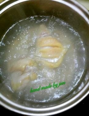 放锅里煮开去血水