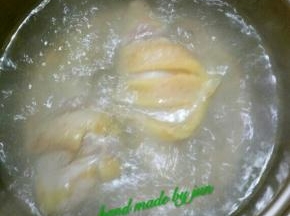 放锅里煮开去血水