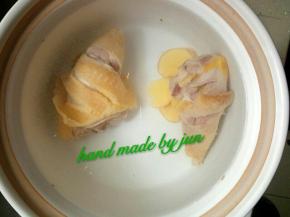 放入砂锅加水，生姜开煮