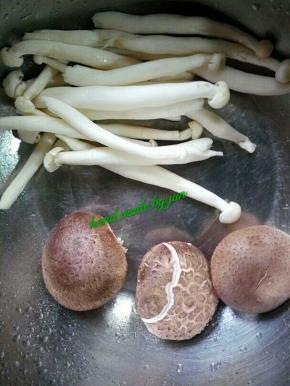 海味菇和香菇洗干净，海味菇切断，香菇分成小瓣