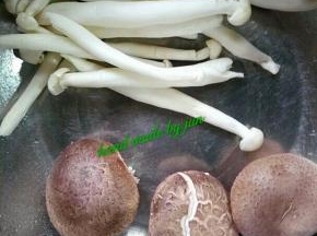 海味菇和香菇洗干净，海味菇切断，香菇分成小瓣