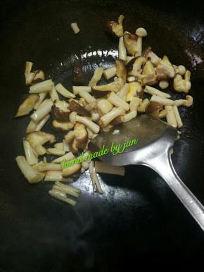 锅里放油，蒜 把双菇倒进去爆炒三分钟