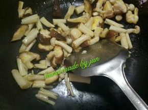 锅里放油，蒜 把双菇倒进去爆炒三分钟