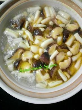 鸡腿炖了50分钟后，将炒好的双菇放进去一起炖