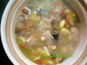 再炖20分钟后加入洗干净的枸杞和盐