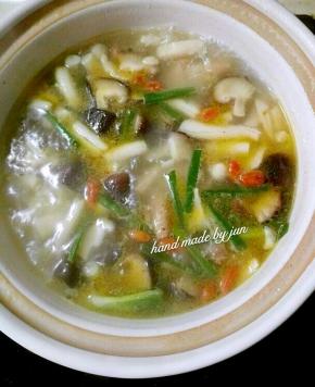 炖五分钟之后撒上葱花~香喷喷的汤就好啦