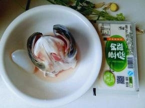 准备食材；鱼头洗干净，用厨房用纸擦汗水份。