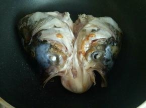 不粘锅中加入适量油，放入鱼头煎至两面微黄，取出备用。