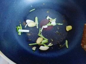 锅中加入油，放葱姜蒜煸炒出香味。