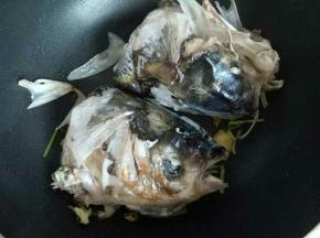 加入煎好的鱼头。