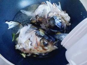 加入开水，(一定要开水)这样鱼头汤才会香浓，大火烧开10分钟。
